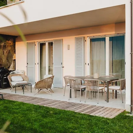 Exclusive Garden With View & Pool Apartament