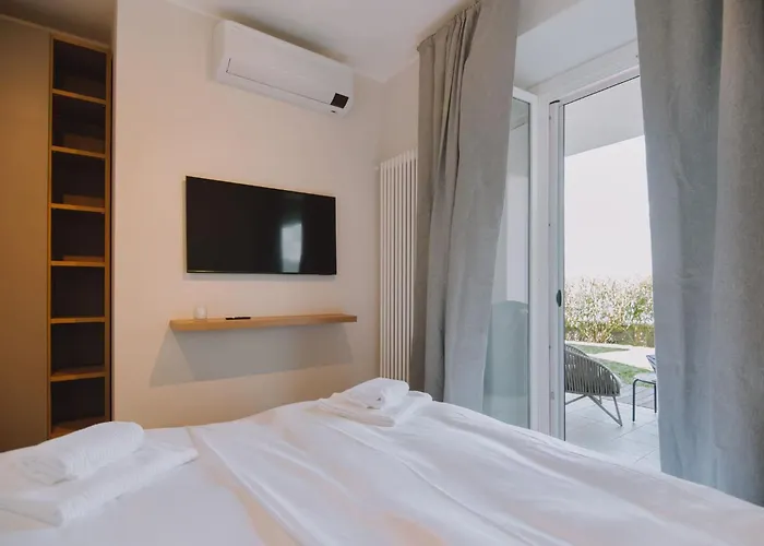Exclusive Garden With View & Pool Apartament