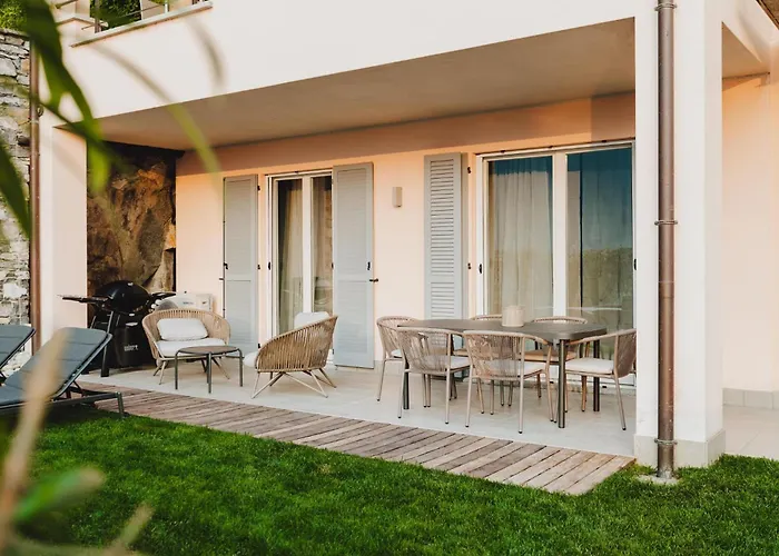 Exclusive Garden With View & Pool Apartament